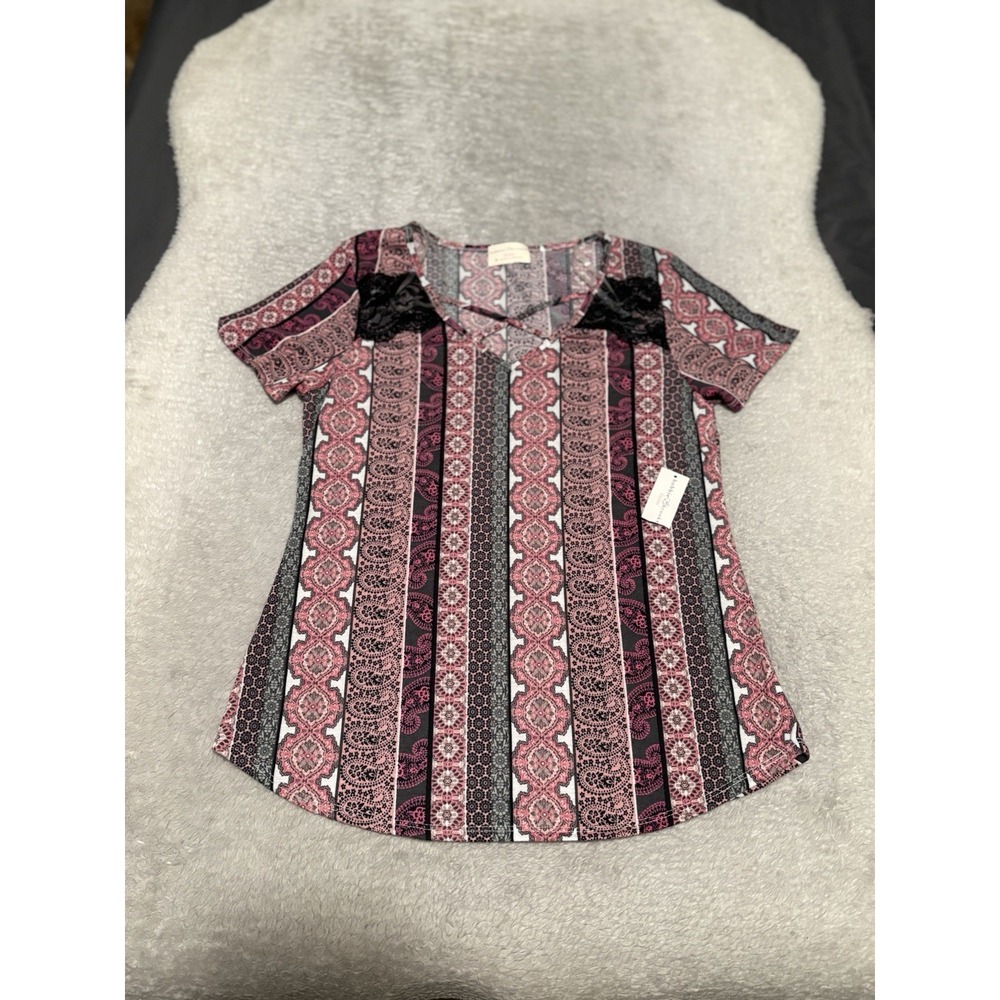 Bobbie Brooks Top M Pink Paisley Criss Cross V Neck Lace Short Sleeve Blouse